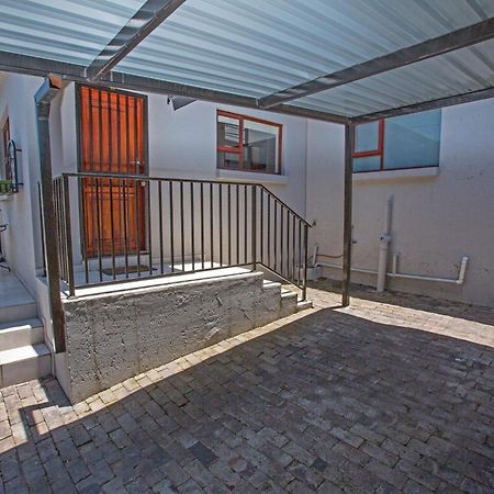 Spacious Garden Cottage Йоханнесбург Экстерьер фото