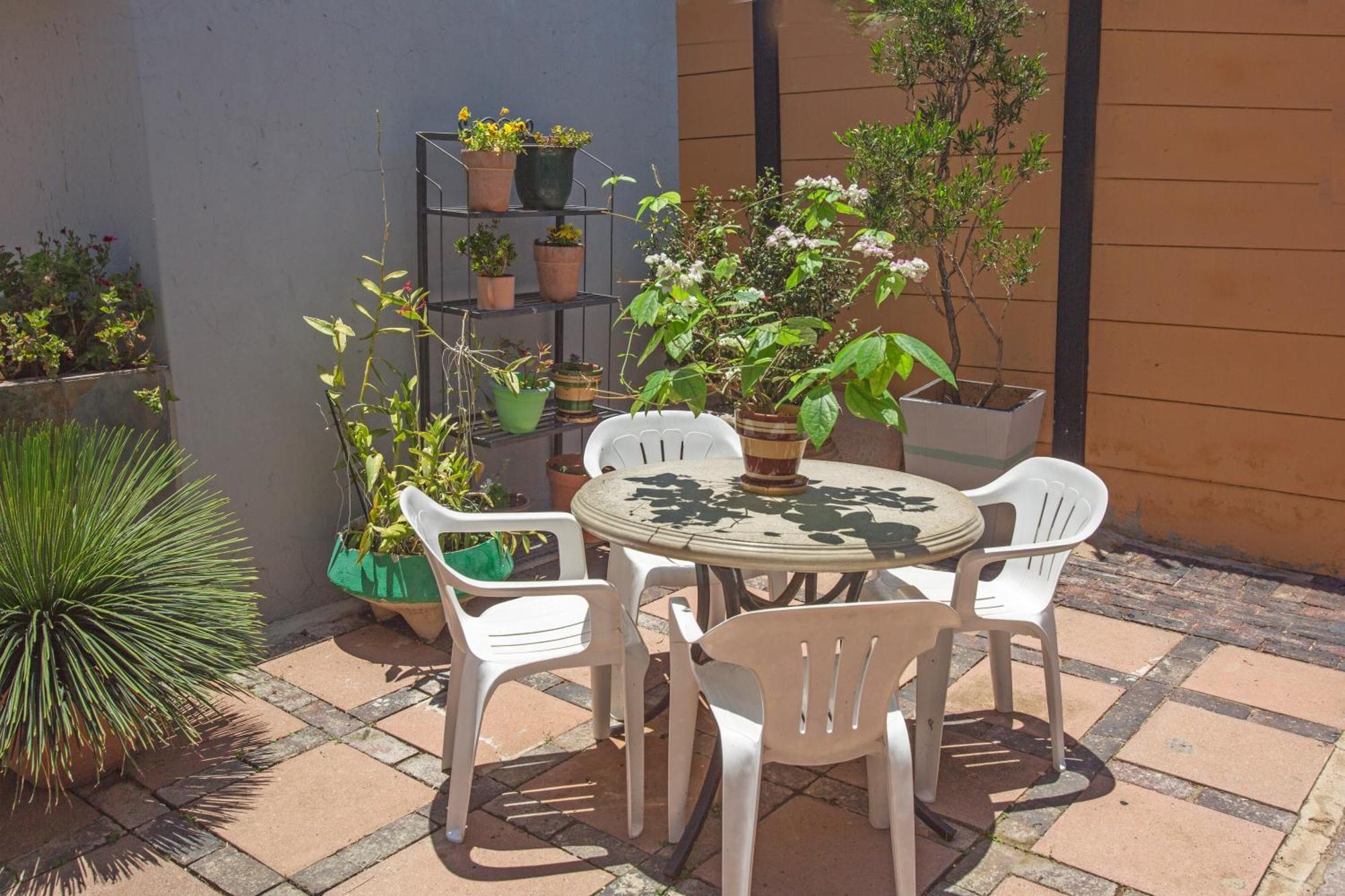 Spacious Garden Cottage Йоханнесбург Экстерьер фото
